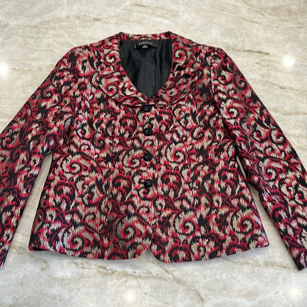 Kasper | Metallic Jacquard‎ Round Lapel Jacket | Red, Black, Gold | Petite 10 - Picture 3 of 13